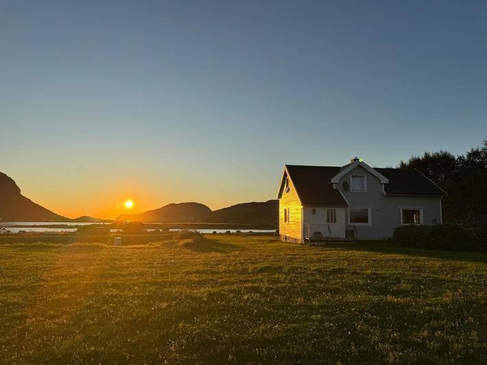 Ferienhaus für 4 Personen, mit Terrasse und Garten sowie Ausblick und Seeblick in Leknes