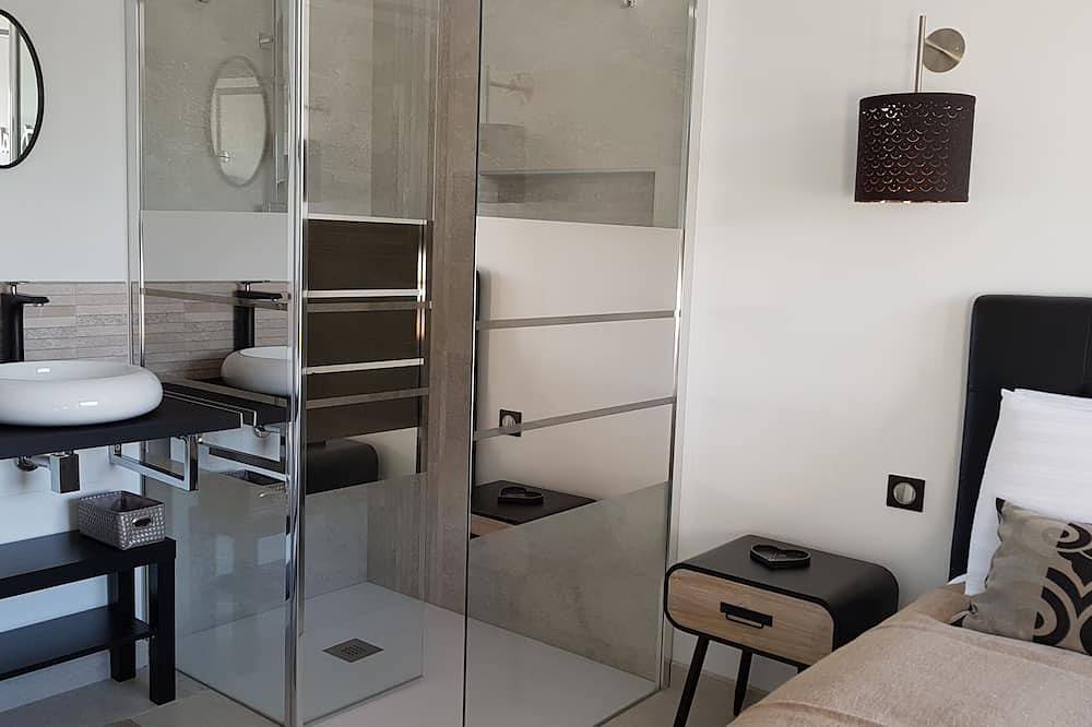 El contemporáneo Beau Soleil te seducirá por su elegancia y su entorno. in Saint-Julien-de-Peyrolas, Region de Nimes