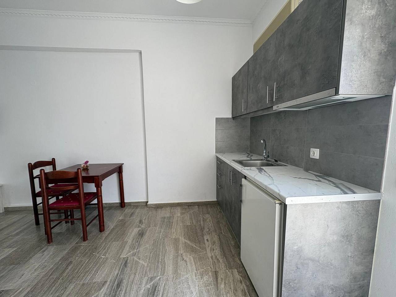Studio entier, Appartement 'White Wave Studio 4' avec vue sur la montagne, Wi-Fi et climatisation in Kamari, Santorin