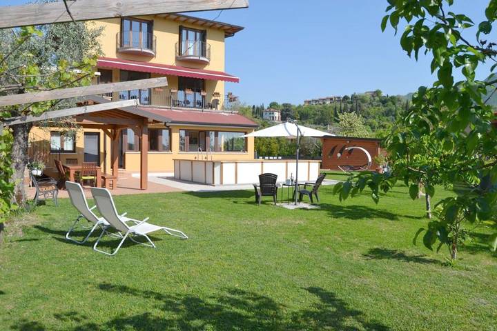 Casa vacanza per 5 persone, con piscina e giardino nonché vista lago e panorama - 1