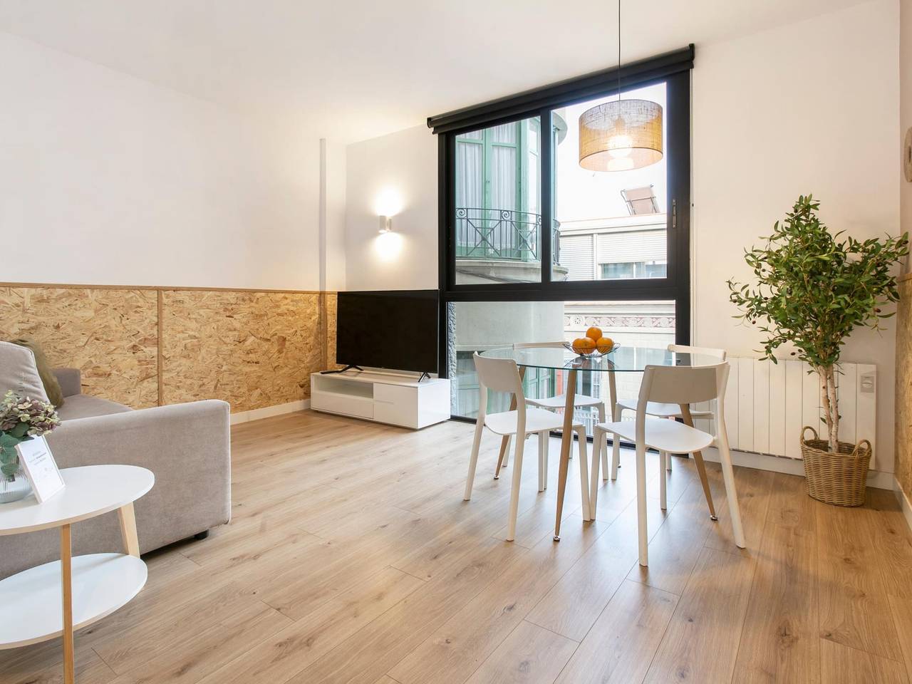 Entire holiday apartment, 11 Bright, cozy Apt. with balcony in Gracia in Barcelona Centre, Barcelona