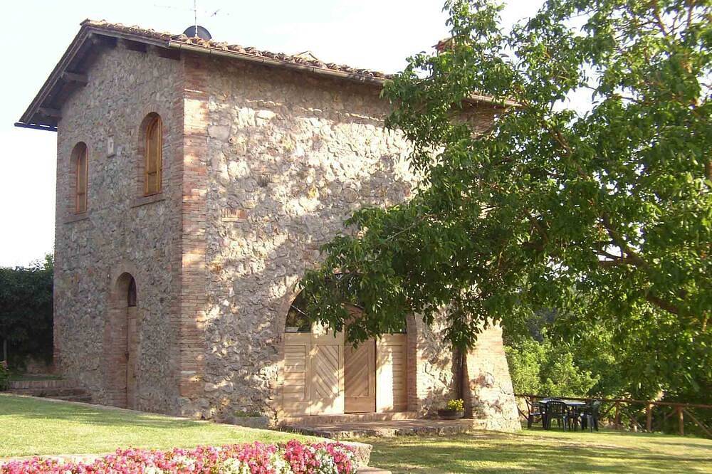 Vrijstaand huis in de heuvels van het Toscaanse landschap in Sovicille, Provincie Siena