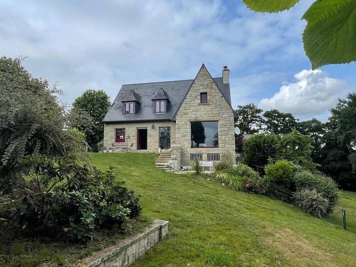 Location de vacances pour 6 personnes, avec vue ainsi que jardin et terrasse, animaux acceptés à Saint-Samson-sur-Rance