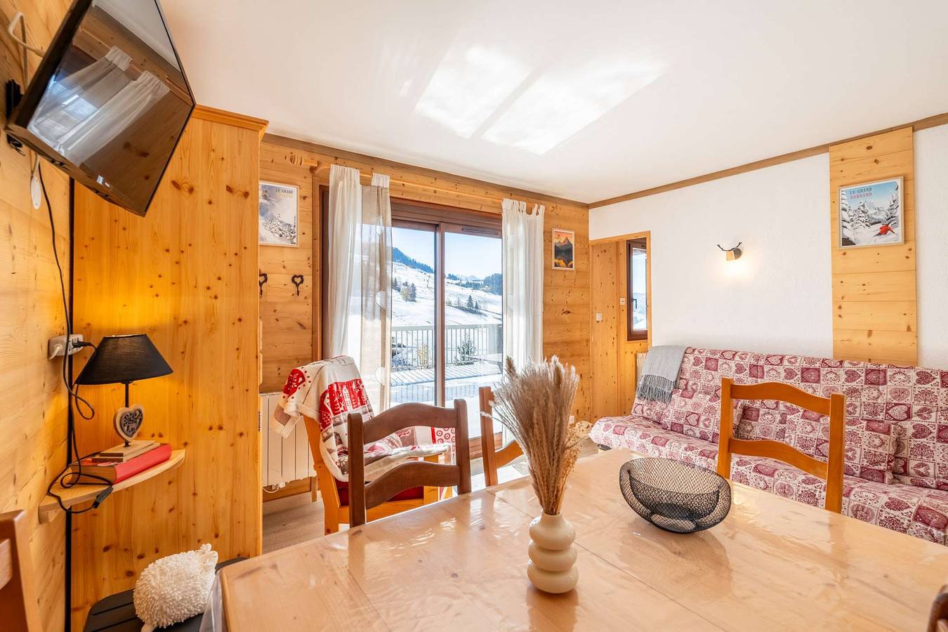 Entire holiday apartment, Colombière : Grande terrasse avec vue imprenable sur les montagnes in Chinaillon, Le Grand-Bornand