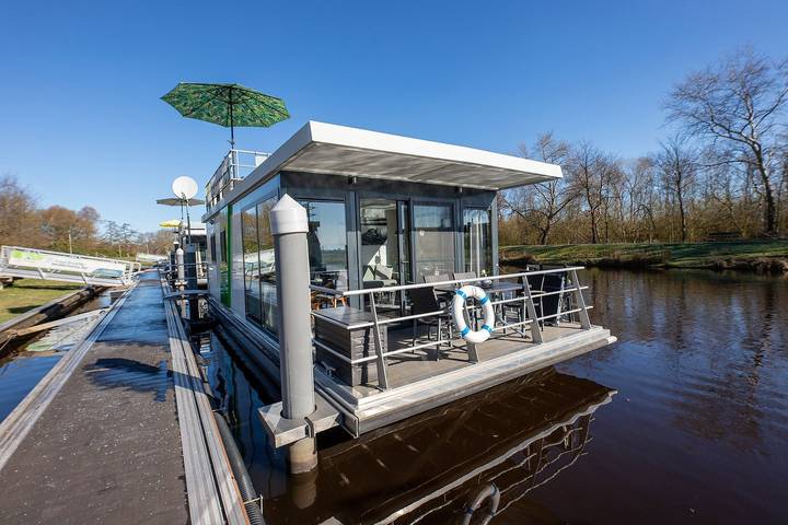 Ferienhaus für 4 Personen, mit Terrasse und Sauna sowie Seeblick