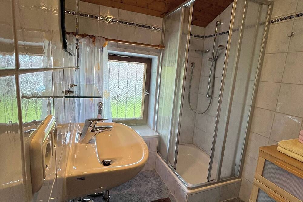 Ganze Wohnung, Ferienwohnung Hochgern mit separatem Schlafzimmer und Balkon 70qm in Prien, Prien am Chiemsee
