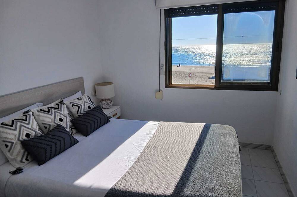 House in first line of beach with spectacular sea views. in Playa de Rincón de la Victoria, Rincón de la Victoria