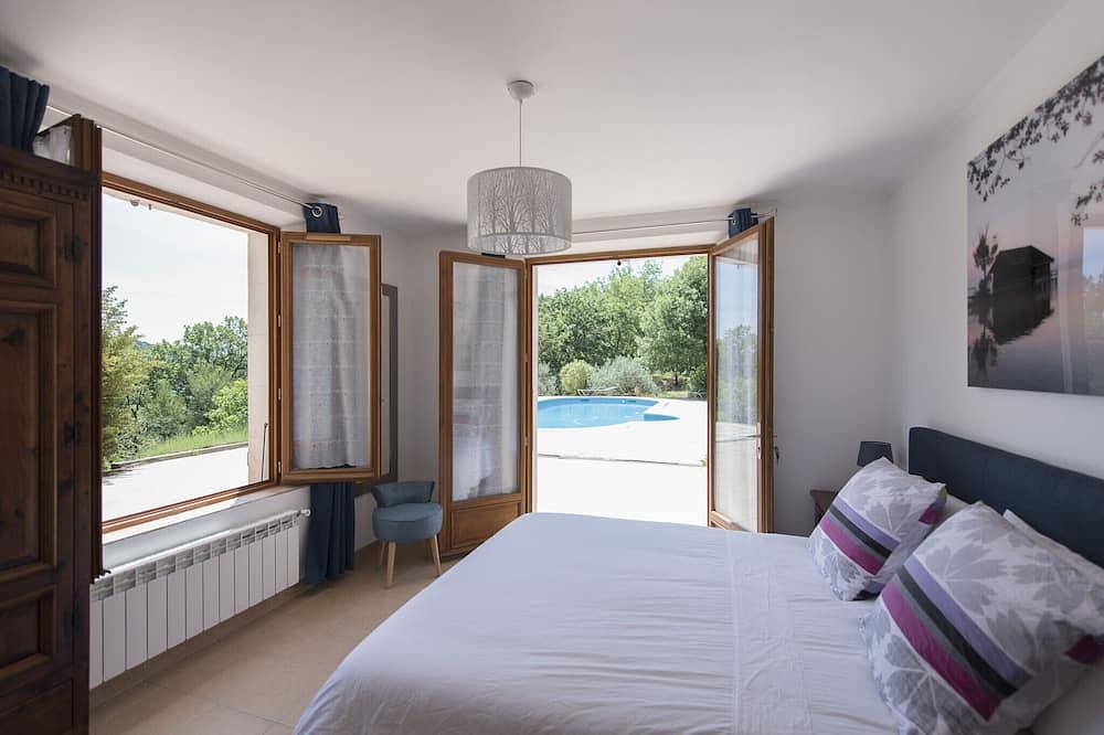 Entire apartment, Self-contained 2-bedroom apartment in beautiful Provencal villa in Flassans-sur-Issole, Brignoles region