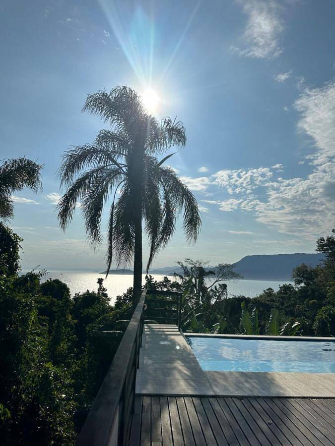 Casas e apartamentos de temporada para 10 pessoas, com piscina e vista e ainda jardim, com animais de estimação em Ilhabela