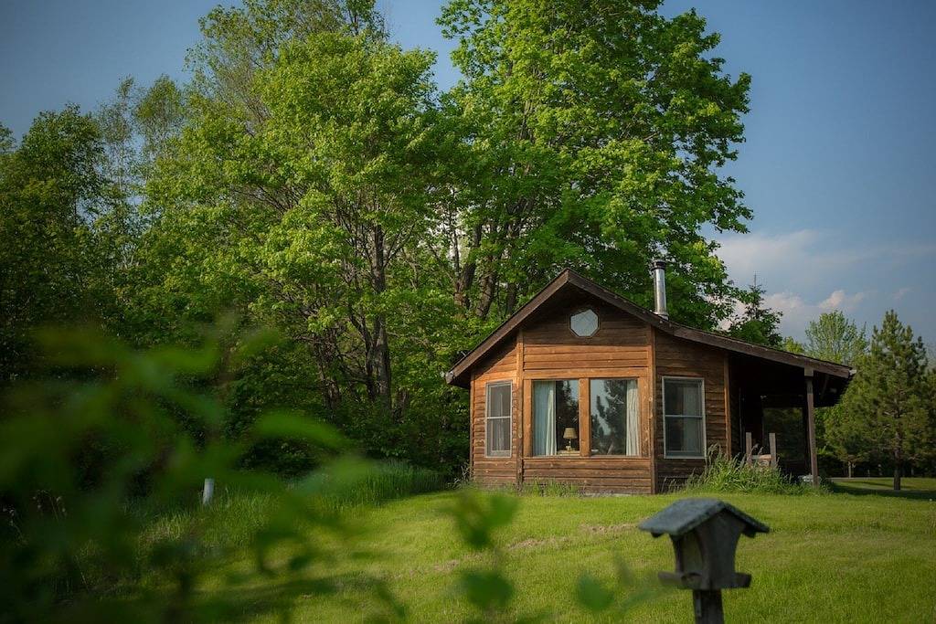 Haustierfreundliche Hütte auf den Wiesen am Waldrand mit großen Fenstern in Aitkin County