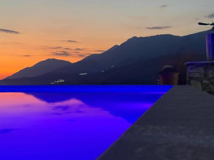 Villa per 4 persone, con piscina e panorama nonché giardino in Albania