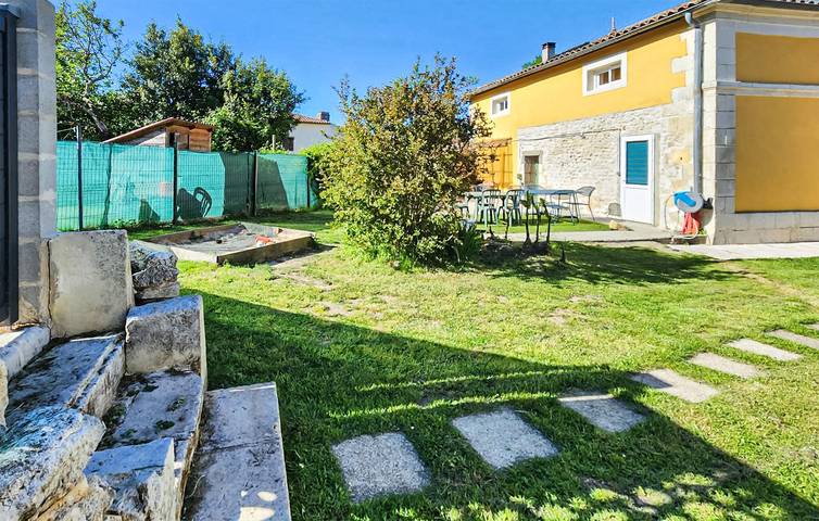 Location de vacances pour 31 personnes, avec Terrasse ainsi que Jardin et Piscine à Agudelle