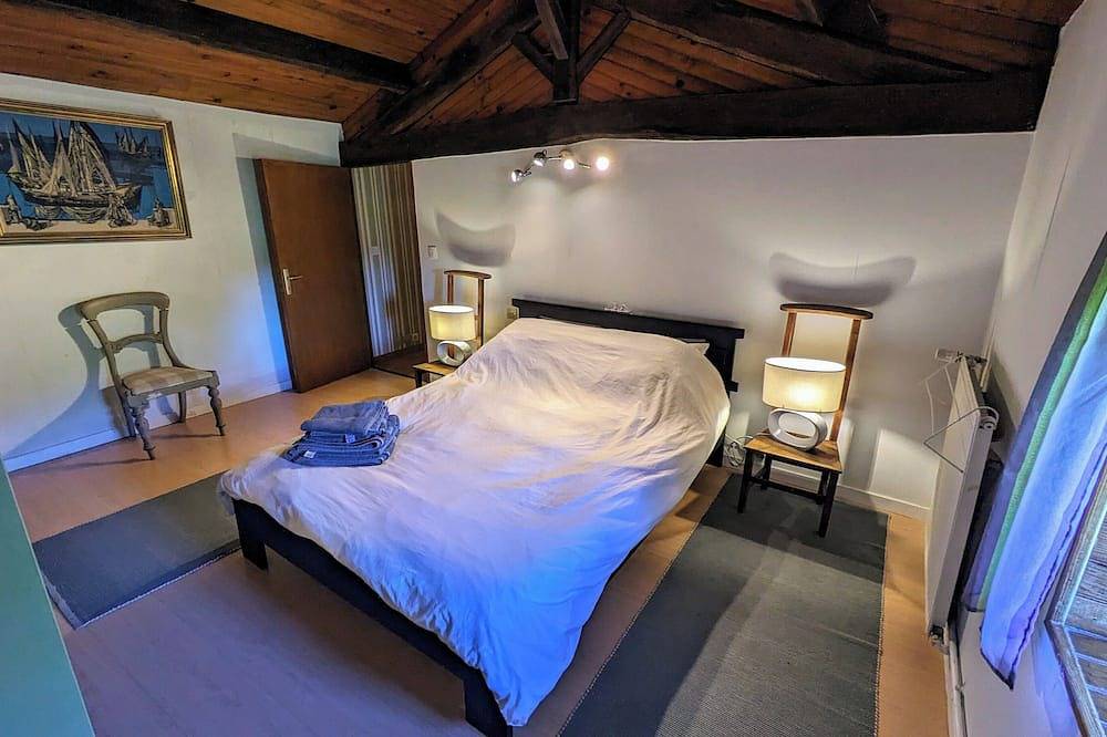 3 double bed house - unspoilt valley views & 10 minutes walk to town in Charroux, Vienne (France)