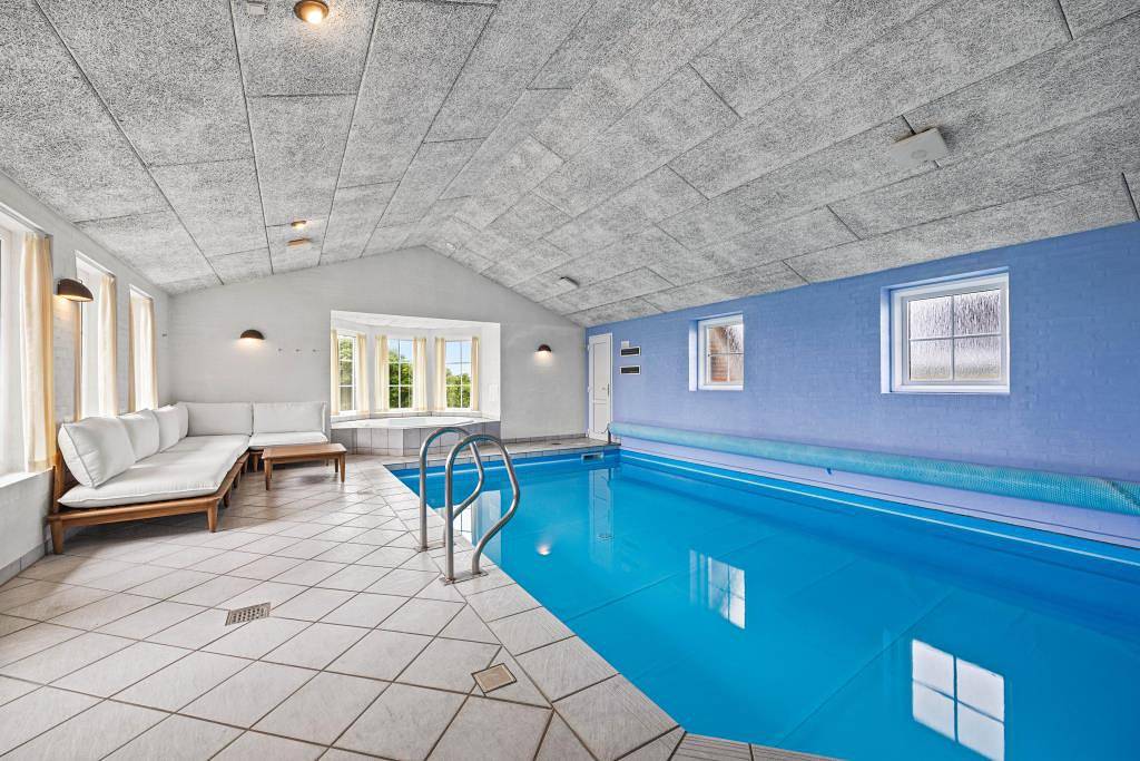 Reetdachhaus mit Pool und Sauna in Blåvand in Blavand, Varde