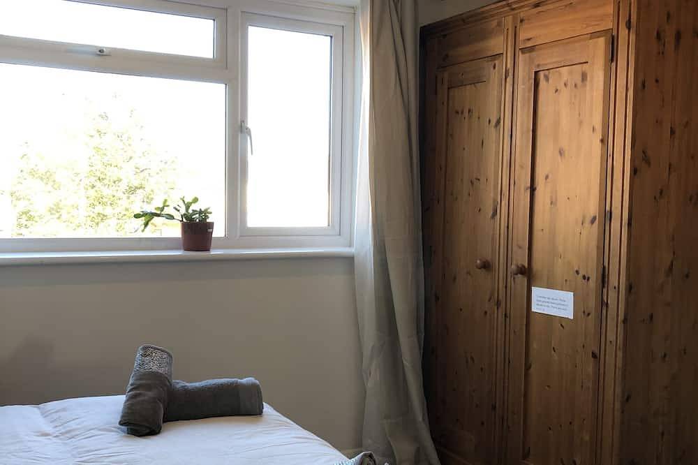Comfy modern townhouse/w free parking & garden, newly refurbished, self catering in Cheltenham, Gloucestershire