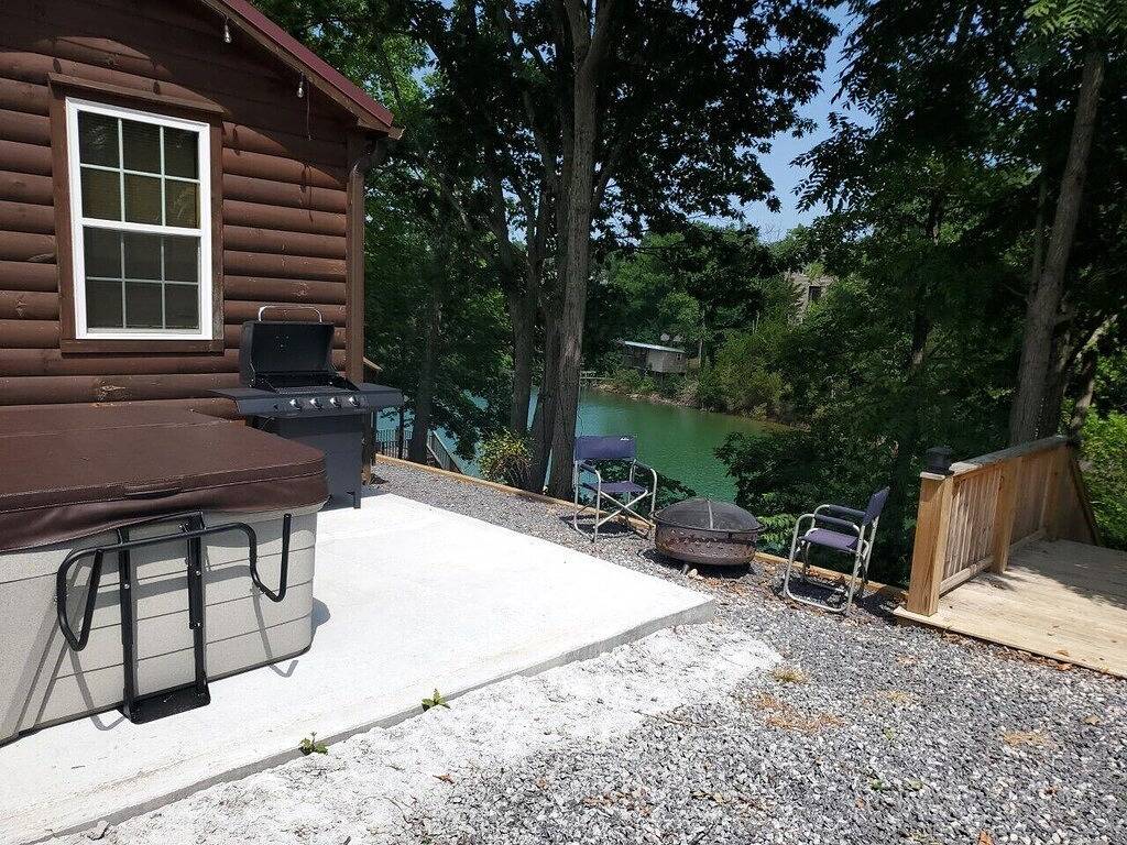 Beautiful Tiny Home log cabin on the lake - Perfect for a couples getaway! in Douglas Lake