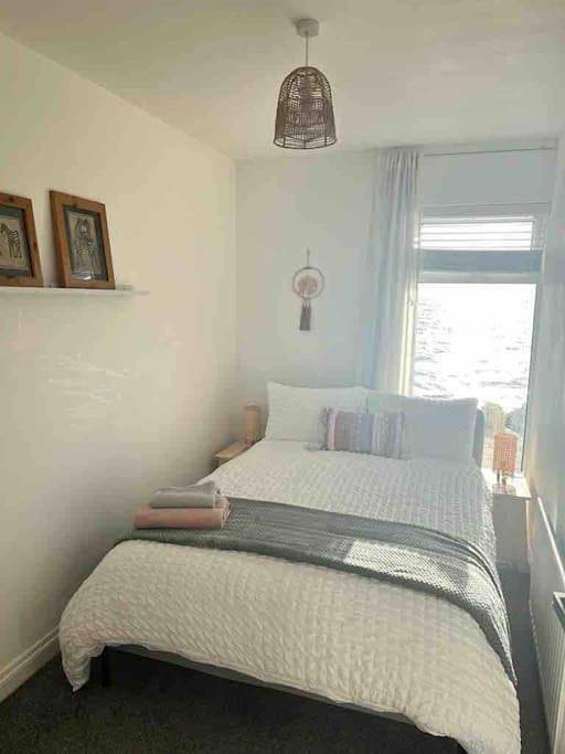 Relax with spectacular views and Hot Tub in Strangford Lough