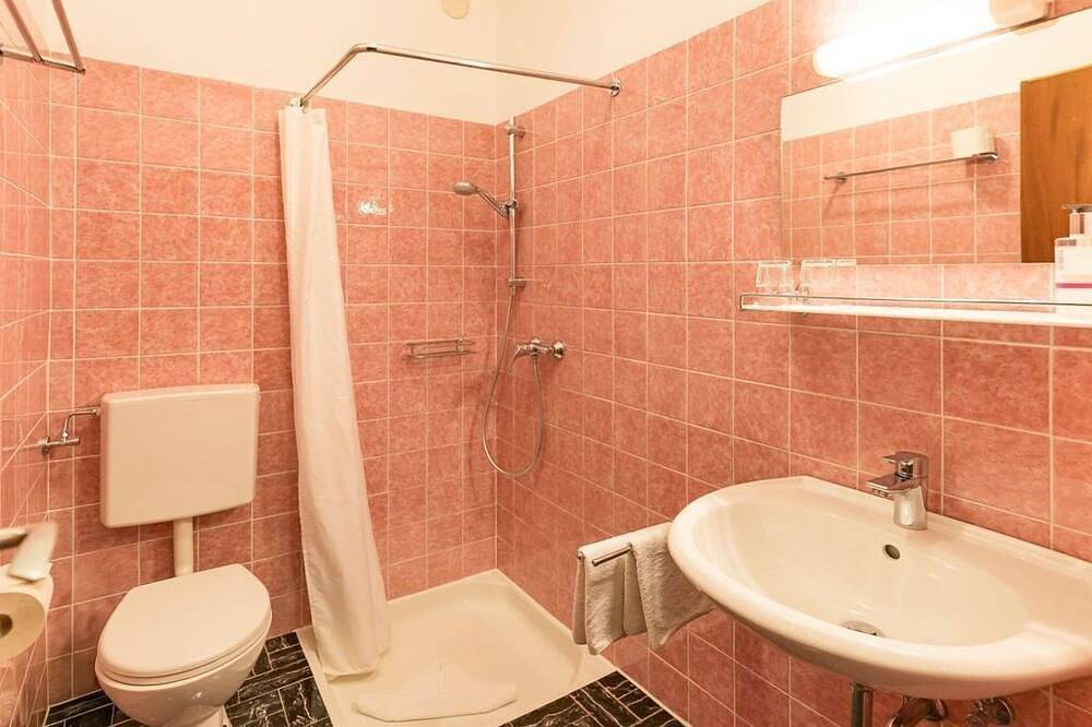 Ferienherbergen S. u. J. Zeisz - Doppelzimmer mit Dusche, Wc, 1-2 Nächte in Marktgemeinde Podersdorf am See, Neusiedlersee-Hügelland