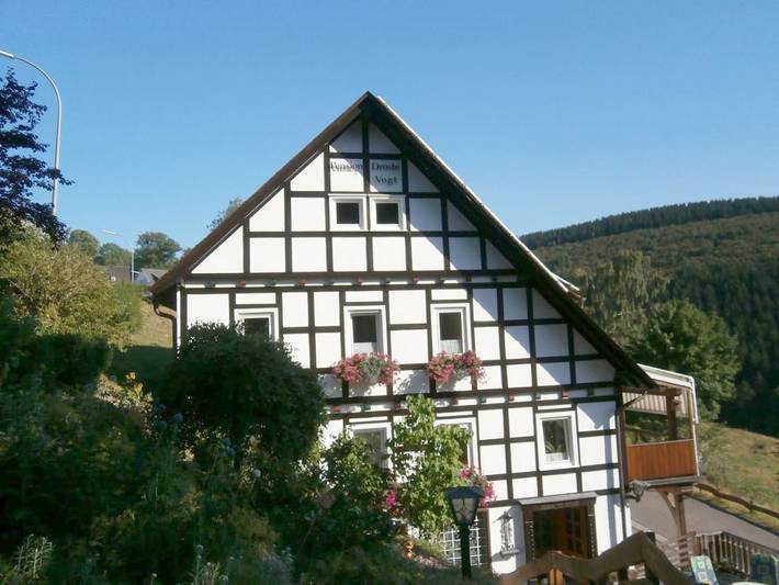 Ferienhaus für 2 Personen, mit Terrasse und Garten sowie Ausblick in Nordenau