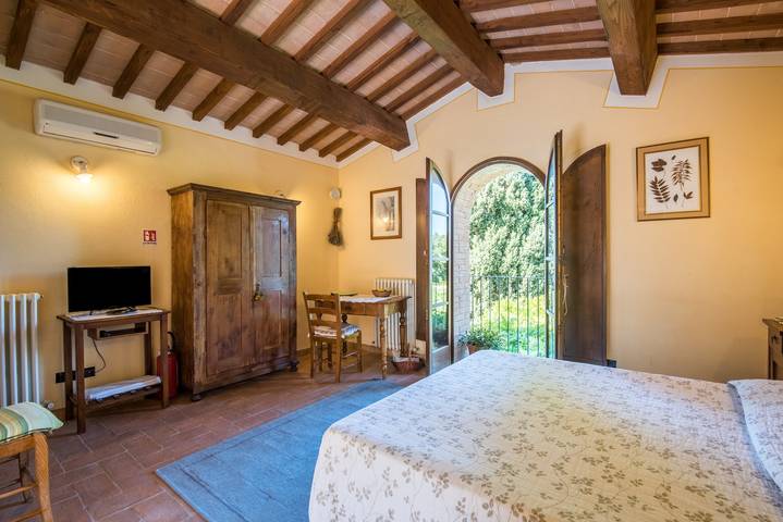 Podere Giardino Wine & Bed - Appartamento Ginepro: Casale con Piscina, Wi-Fi e Aria Condizionata in Montalcino, Val d’Orcia