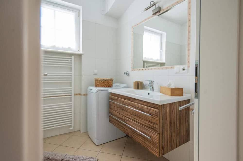 Entire apartment, Apartment 'Gartenhof 2 Amadeus' with Mountain View, Shared Terrace and Wi-Fi in Millan, Brixen