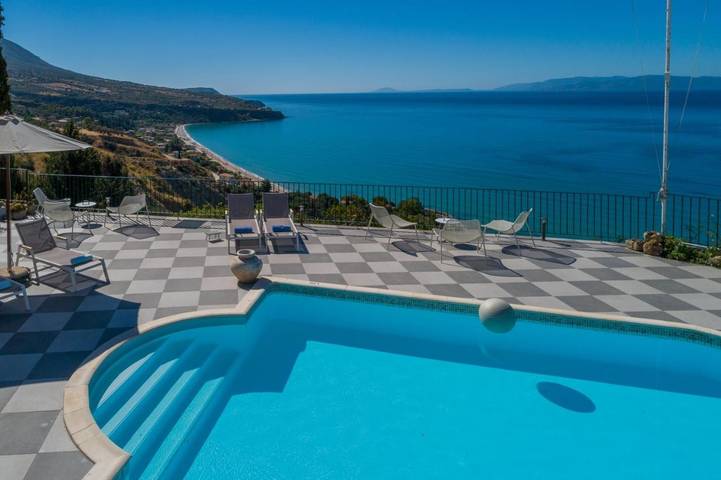 Appart’hôtel pour 2 personnes, avec Terrasse et Jardin ainsi que Piscine et Vue