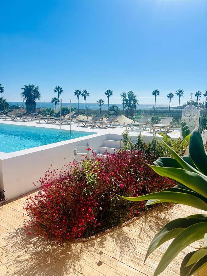 Apartamento para 24 personas, con jardín además de piscina y vistas, Familias con niños en Torreguadiaro