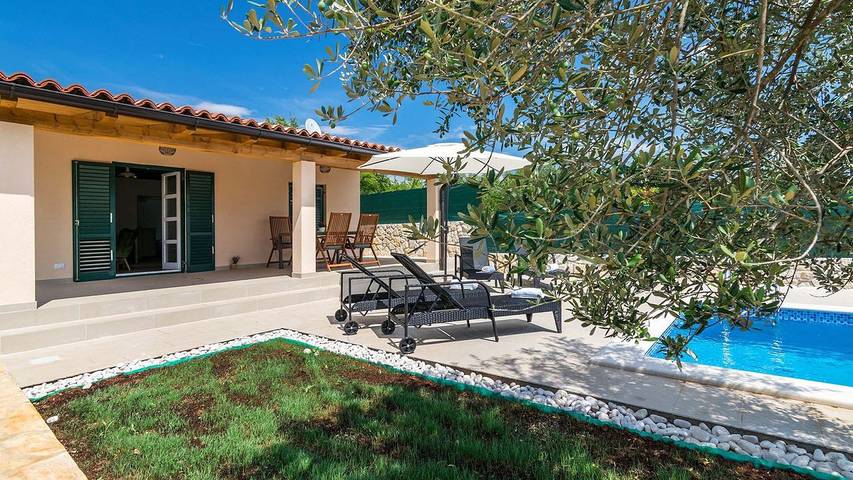 Villa für 4 Personen, mit Pool und Garten sowie Balkon in Rovinj - 2