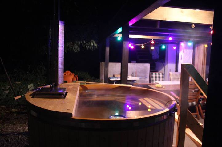 Ferienwohnung für 4 Personen, mit Pool und Garten sowie Whirlpool, mit Haustier in Weilheim