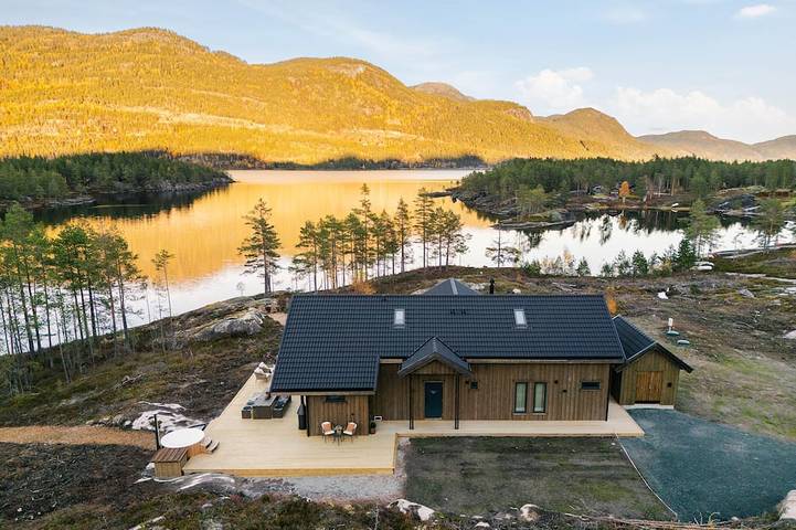 Villa for 8 people, with sauna and yard as well as hot tub in Norway