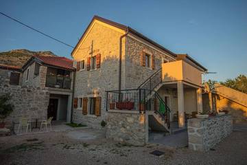 Ferienhaus für 10 Personen, mit Balkon und Garten in Starigrad Paklenica