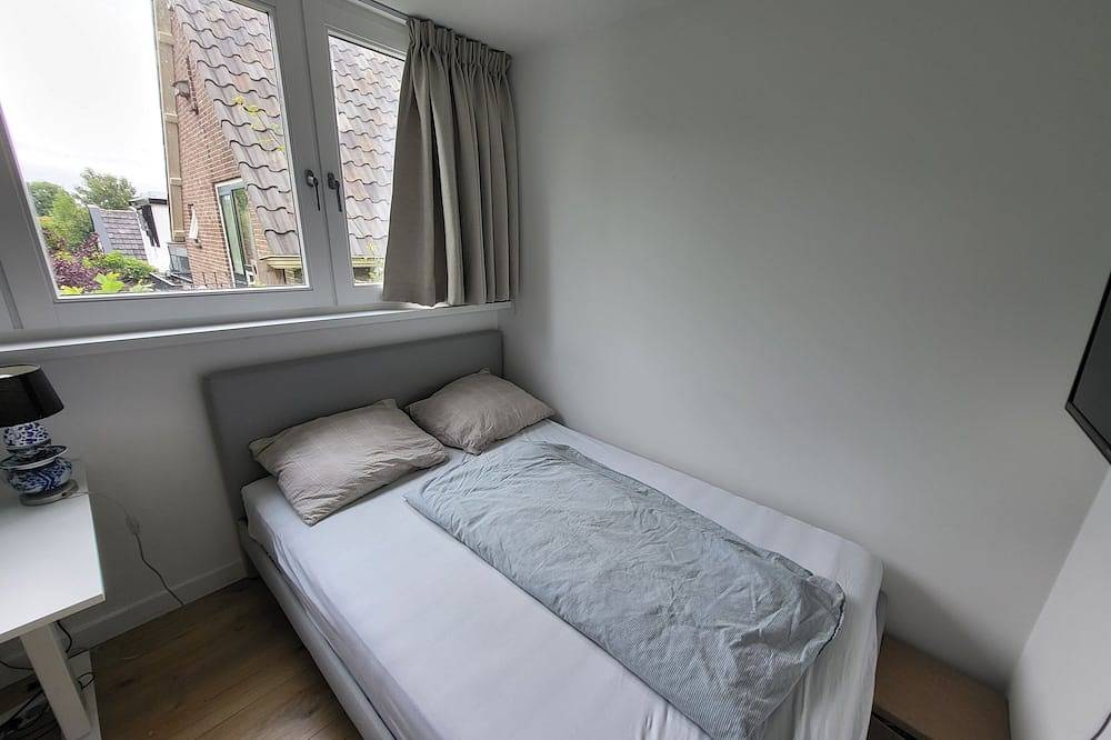Spacious house with sunny garden, covered terrace and A'dam in 30 min in Heiloo, Alkmaar & Surroundings