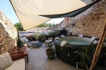 Gîte pour 12 personnes, avec vue et terrasse à Saint-Macaire