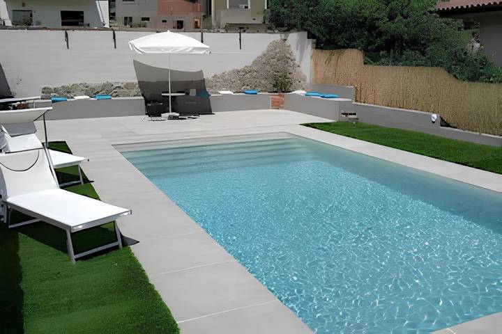 Ferienhaus für 8 Personen, mit Balkon und Terrasse sowie Garten und Pool