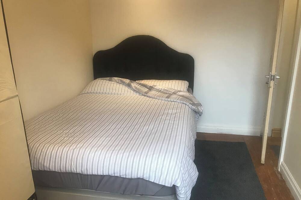 Privates Schlafzimmer - Erdgeschoss, Begrenztes Parken / Wifi in Greater Manchester