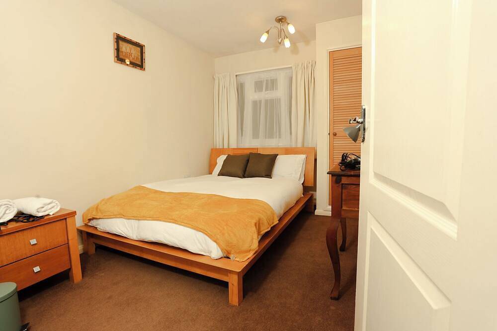 Charming and Cosy Home- Sleeps 4, Free Parking, Private Patio - Central Warwick in Warwick, Warwickshire
