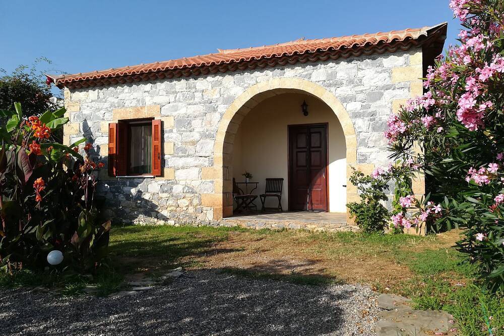 Modern und liebevoll eingerichteter Natursteinbungalow in wunderschöner Anlage in Stoupa, Messenien