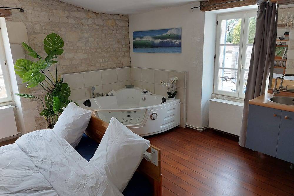 A beautiful, very quiet, Charentaise-style property with a large, secure garden. in Aytré, La Rochelle region