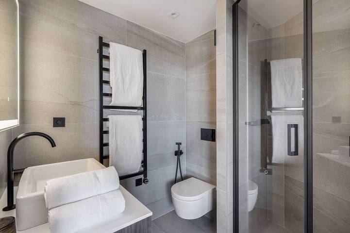 Entire apartment, New Ski-in/Ski-out Apartment in Courchevel with Balcony and Parking in Courchevel 1850, Saint-Bon-Tarentaise