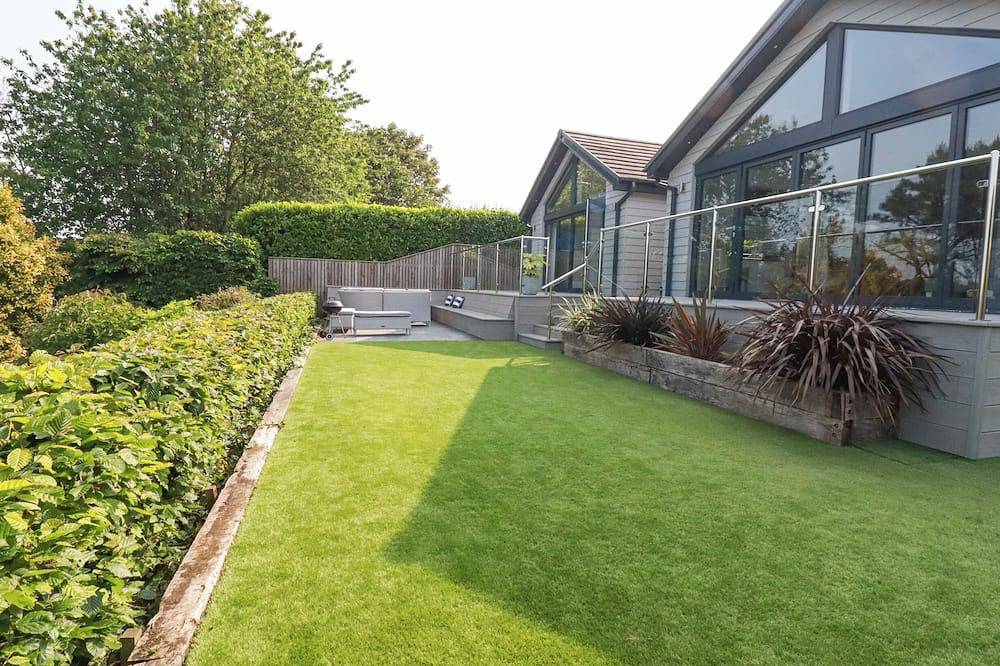 Trenant View, pet friendly, luxury holiday cottage in Wadebridge in Wadebridge, Cornwall