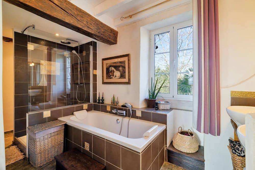 Bourdasse farmhouse with Pyrenees views, swimming pool, sauna and Nordic bath in Saucède, Béarn