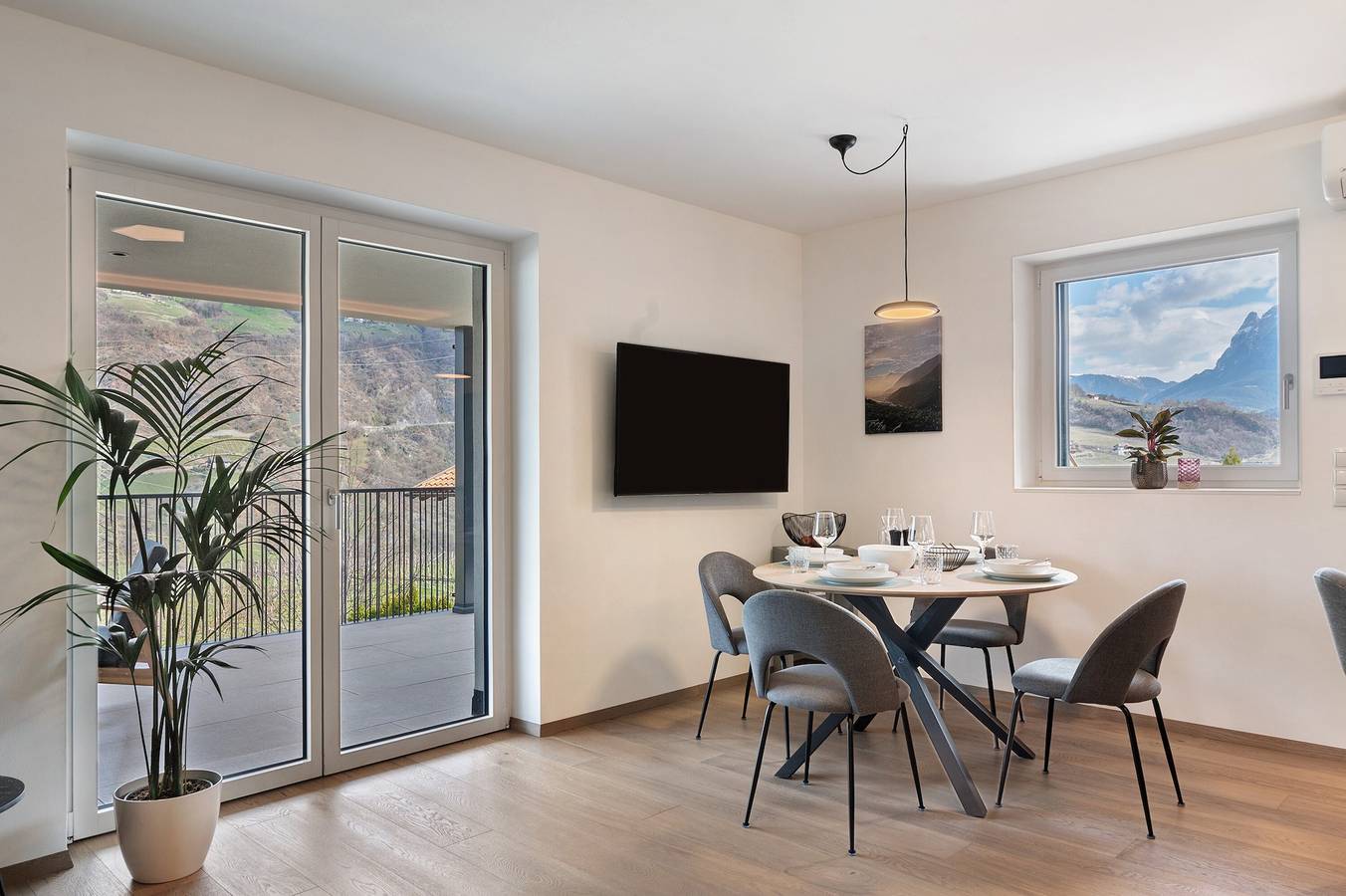 Entire apartment, New Apartment 'Vinea Guesthouse Terrace' with Mountain View, terrace and Air Conditioning in Karneid, Rosengarten-Latemar
