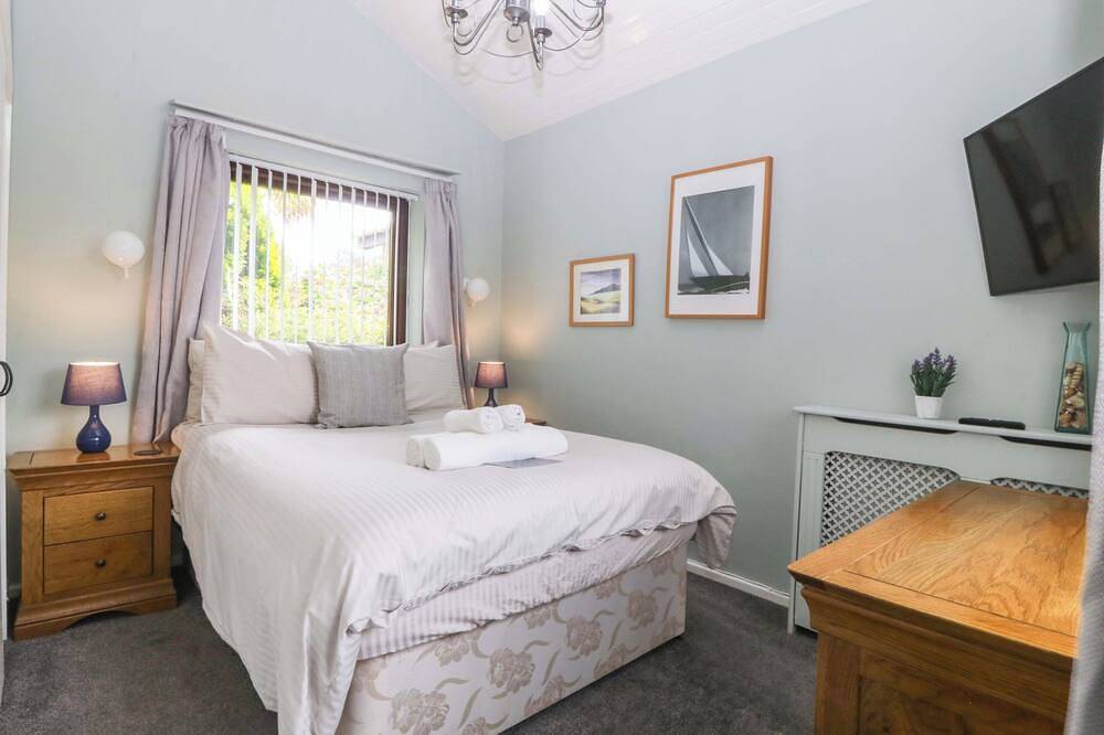 Boathouse, pet friendly, country holiday cottage in Deganwy in Deganwy, Conwy region