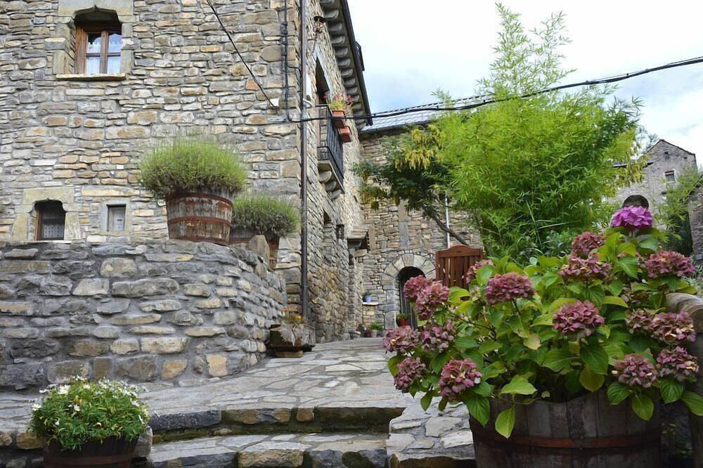 Oto: Steinhaus für 2 bis 8 km Nationalpark Ordesa in Oto, Broto