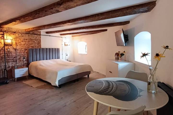 Ganze Wohnung, Tower- Authentic Loft Stay in a Historic Water Tower in Gnesen, Großpolen