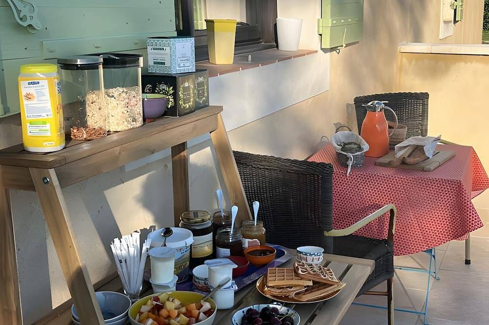 Chambre d’hôtes « Cascade » avec piscine partagée, Wi-Fi et climatisation in Saint-Didier, Parc naturel régional du Mont-Ventoux