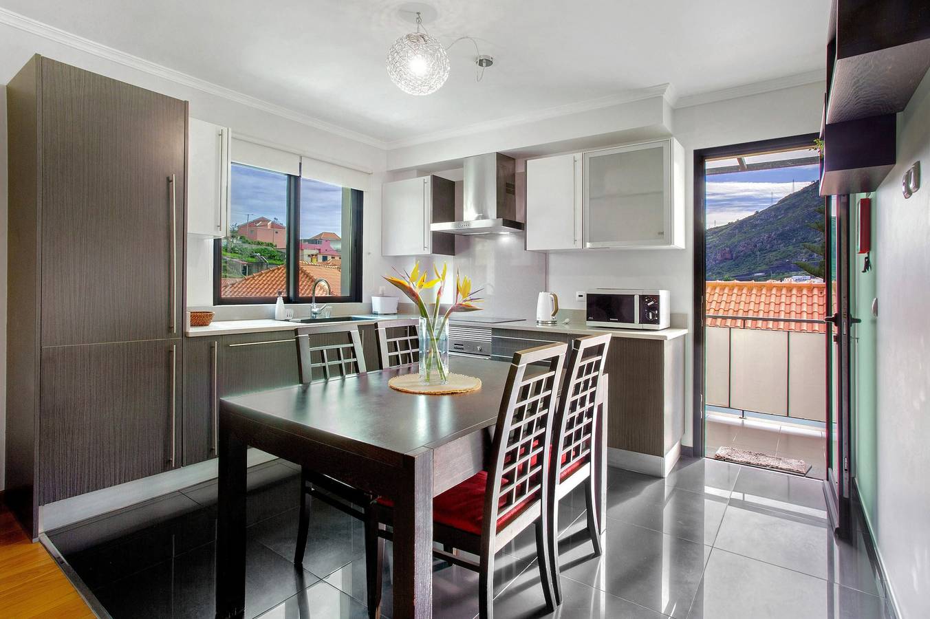 Ganze Wohnung, Ferienwohnung 'Eden' mit Bergblick, Balkon und Wi-Fi in Machico, Madeira