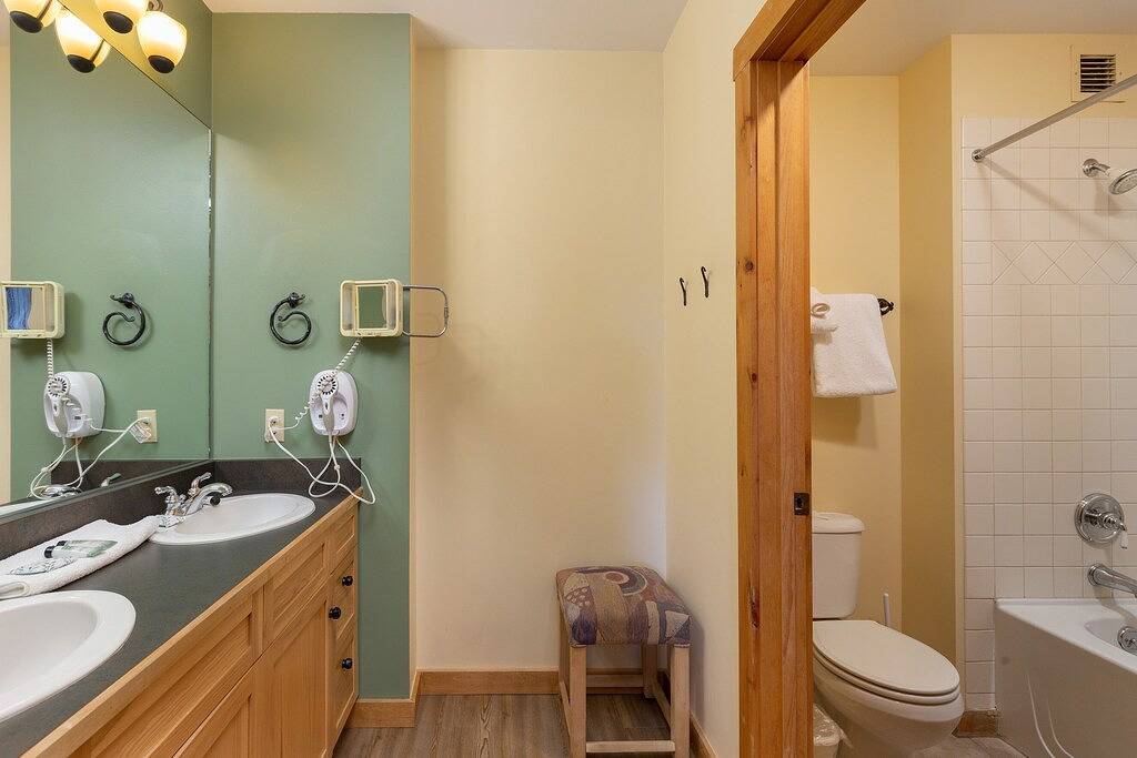 Ganze Wohnung, Eckschrank, King-Size-Bett, Premium-Bettwäsche, Blick auf den Dercum Square, kostenloses Wifi in Arapahoe Basin