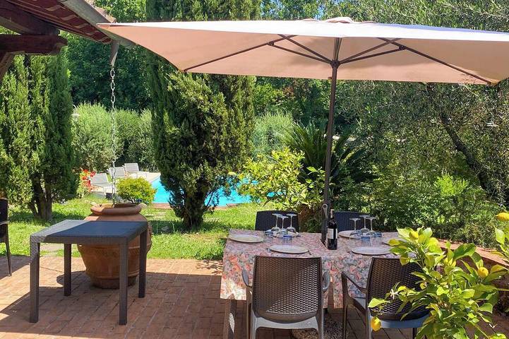 Casa con piscina privata, giardino recintato, aria condizionata a 25km da Lucca in Fucecchio, Firenze province