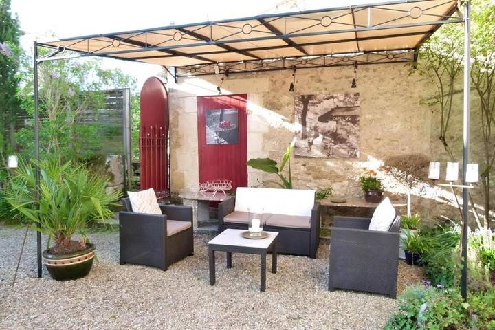 Location de vacances pour 6 personnes, avec terrasse et piscine à Gensac